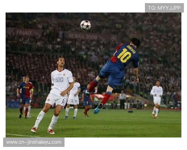 梅西离开巴萨后首次亮相国际赛事引发全球关注，阿根廷队迎战强敌拼搏全力